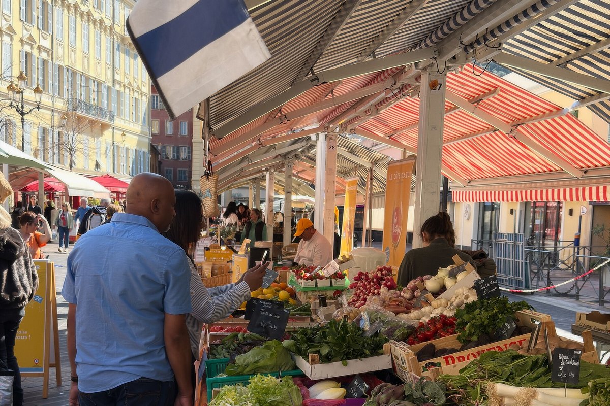 Cours Saleya 市集蔬果與花卉攤位
